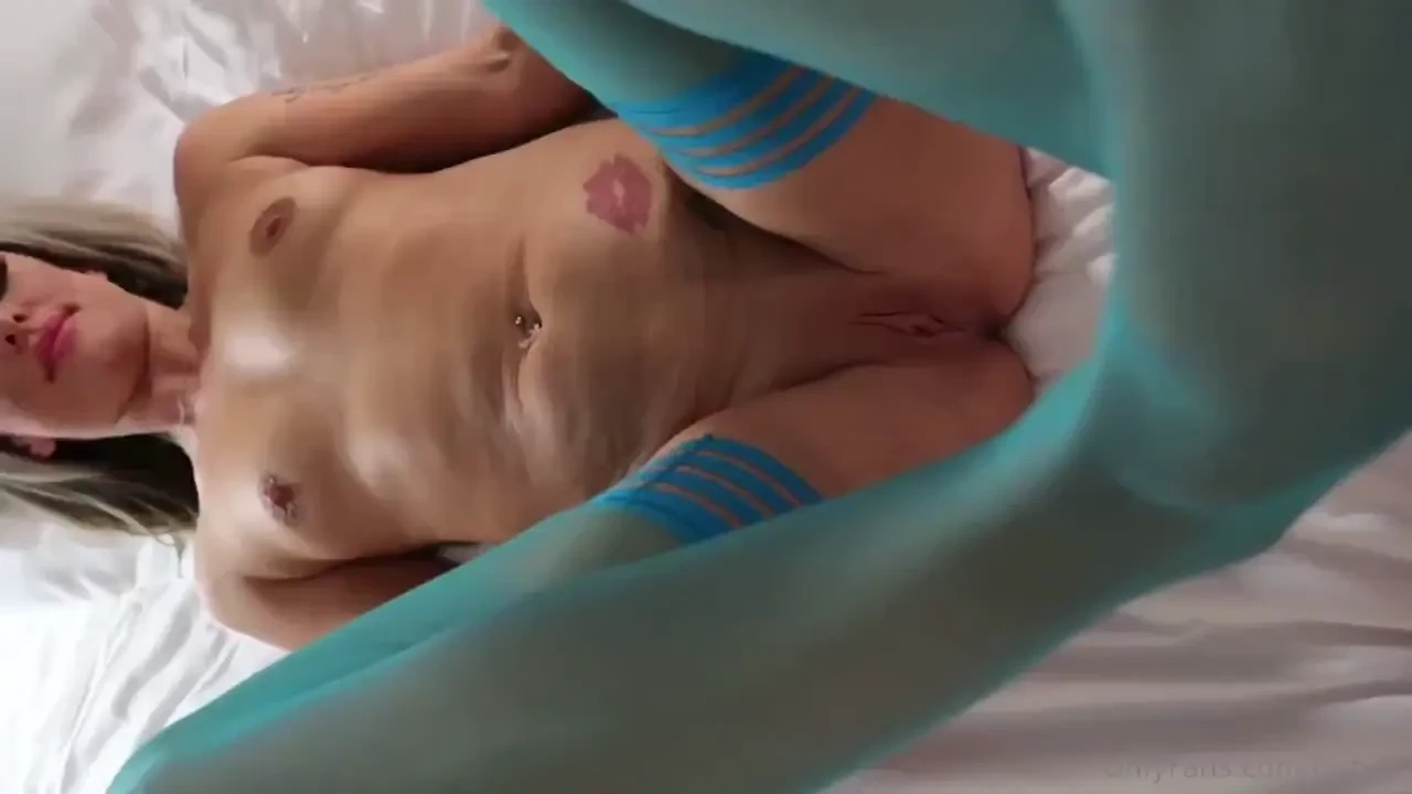 Itspeachyprincesstoyou gives a delightful footjob in turquoise 