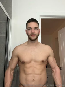 I bet you love these abs x https onlyfans com thegeordieadonis c3