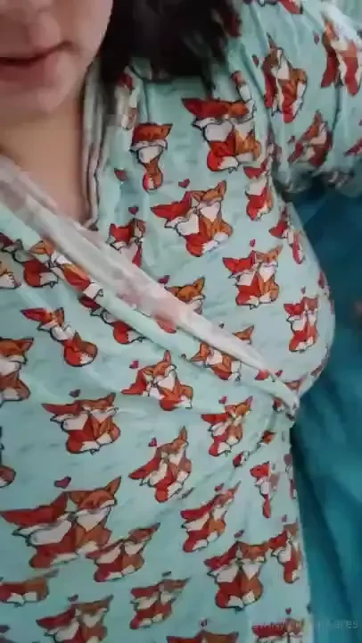 A little demonstration of how my boobs are too big to properly sit on 