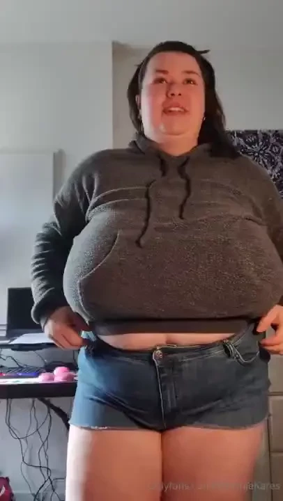 I think this hoodie may have shrunk in the wash it s an extra large 