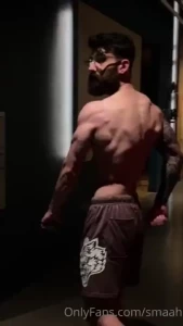 The lighting here is doing wonders for the delts