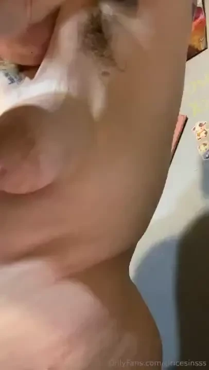 Using an electric trimmer on my hairy pits for the first time in 