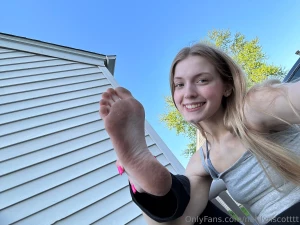 A few feet selfies