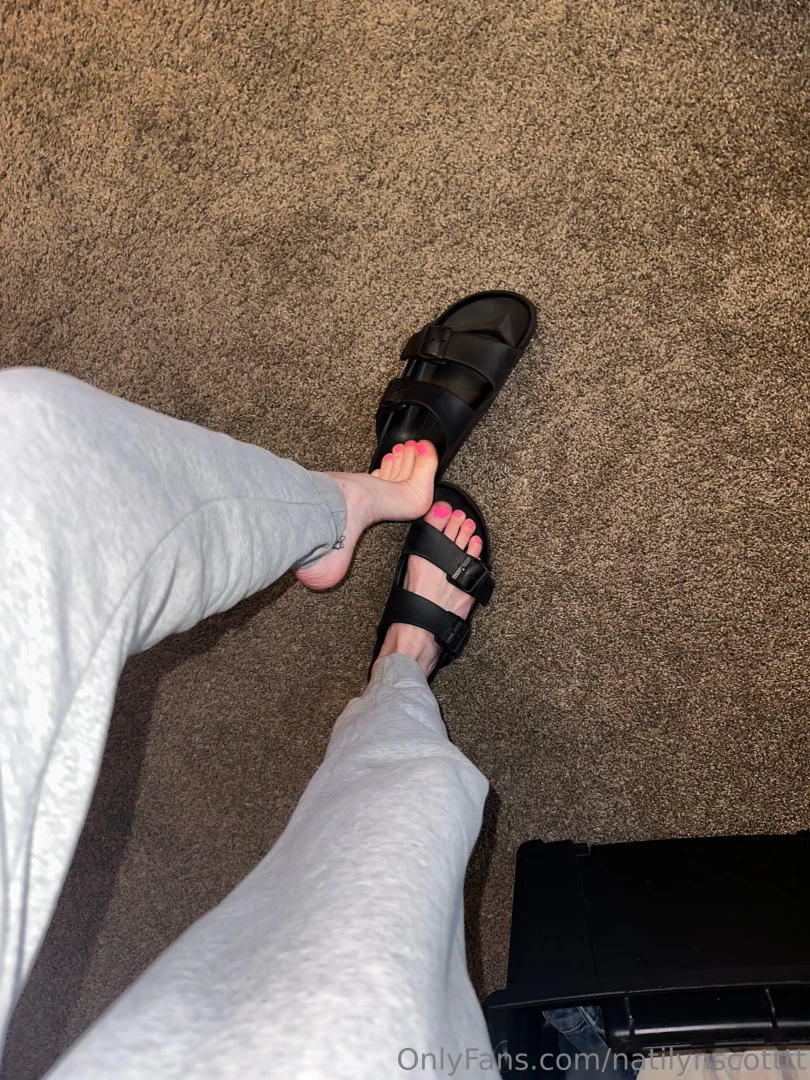 Hot pink toes and black birks and of course a shoeplay video looking 
