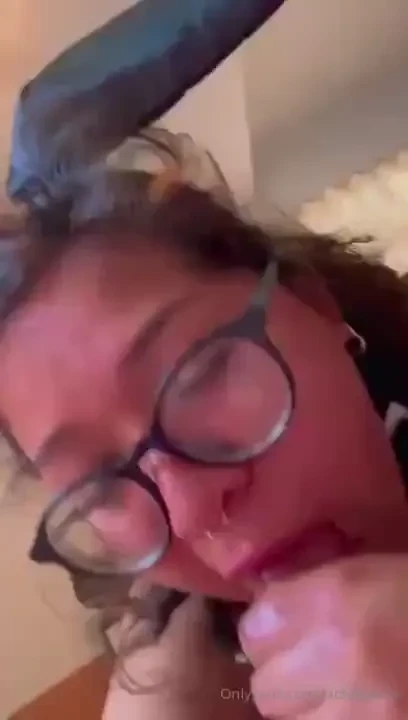 Una rica mamada con mucha saliva y corrida en mi boquita quieres verlo 