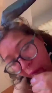 Una rica mamada con mucha saliva y corrida en mi boquita quieres verlo