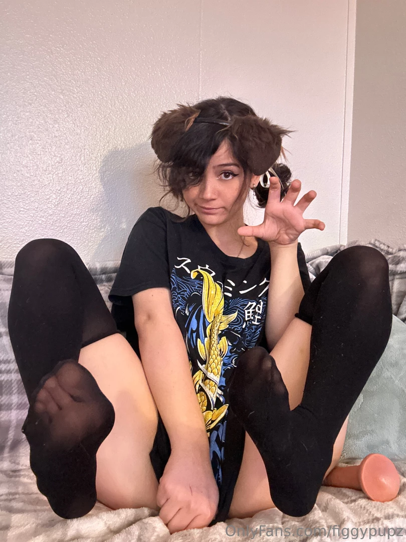 Pup jus wants ya to use her lil body n make you feel good lt 3 