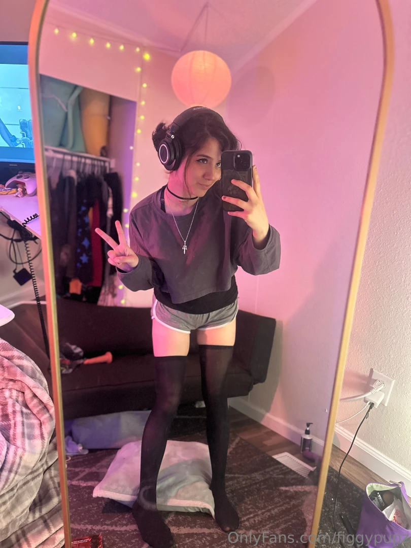 Part iii these are all the selfie-style pics from that set d i put a part 9 