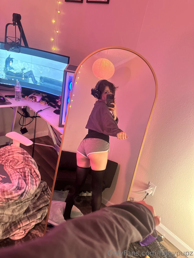 Part iii these are all the selfie-style pics from that set d i put a part 6 