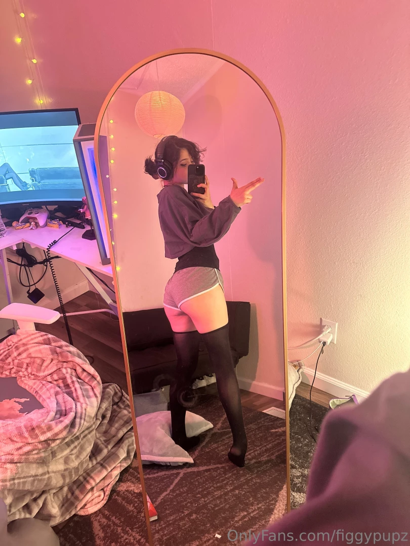 Part iii these are all the selfie-style pics from that set d i put a part 10 