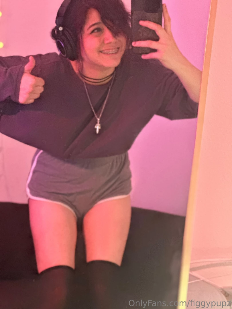 Part iii these are all the selfie-style pics from that set d i put a part 5 