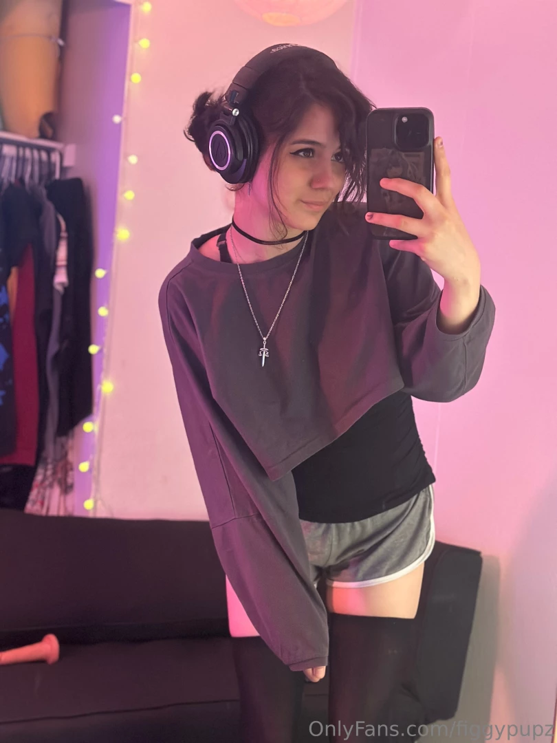 Part iii these are all the selfie-style pics from that set d i put a part 4 