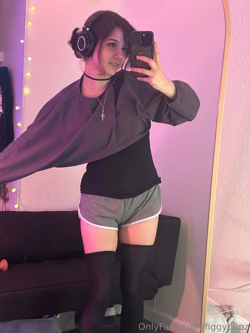 Part iii these are all the selfie-style pics from that set d i put a part 12 