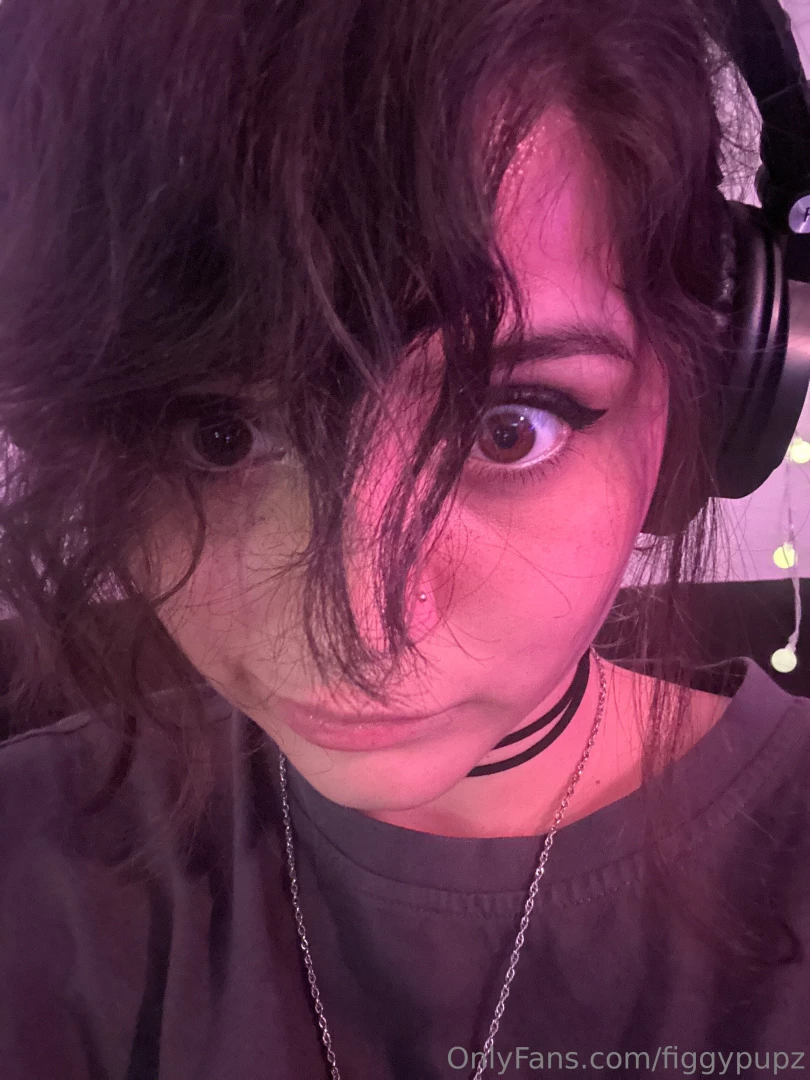 Part iii these are all the selfie-style pics from that set d i put a part 19 