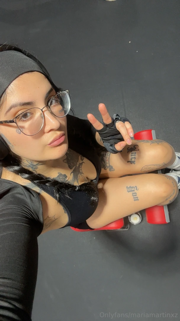 Hot girls are obsessed with the gym 