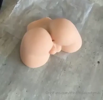 Who wants to see my dick open this hole 