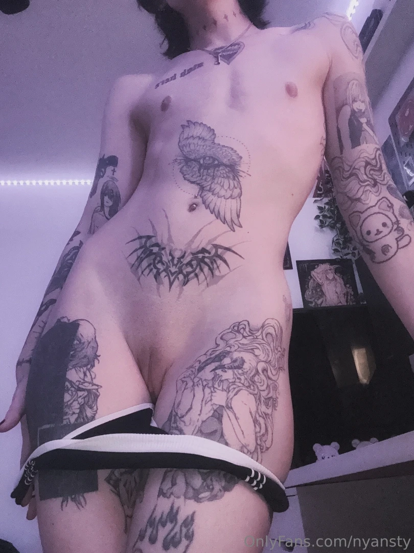 Who doesn t love tiny gym shorts 