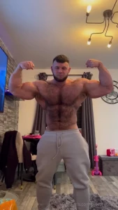 Double bicep flexing