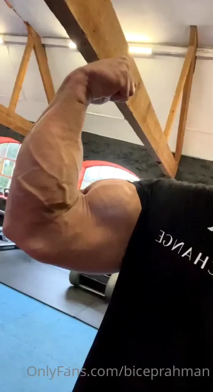 Look at my bicep bulging 