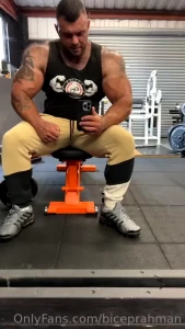 Quick little clip of me in the gym earlier it was sweating hot today