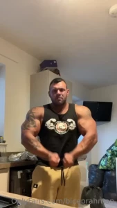 Some flexing for bicep lovers