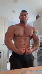 Dm me your flexing vid for a rate out of 10