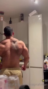 I d love someone to lick and feel these huge fuckin arms