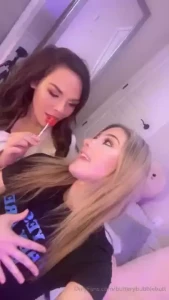 Ill be live at 6pm pst 9pm est with my girlyyyy friend