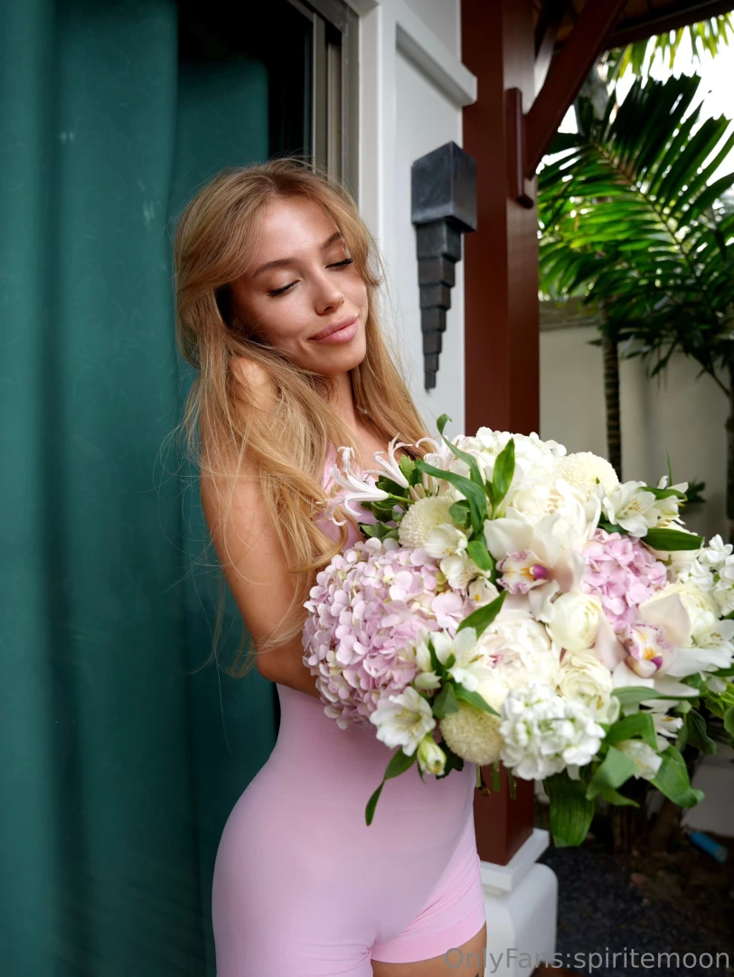 Do i look sexy and desirable with a bouquet of flowers in my hand 