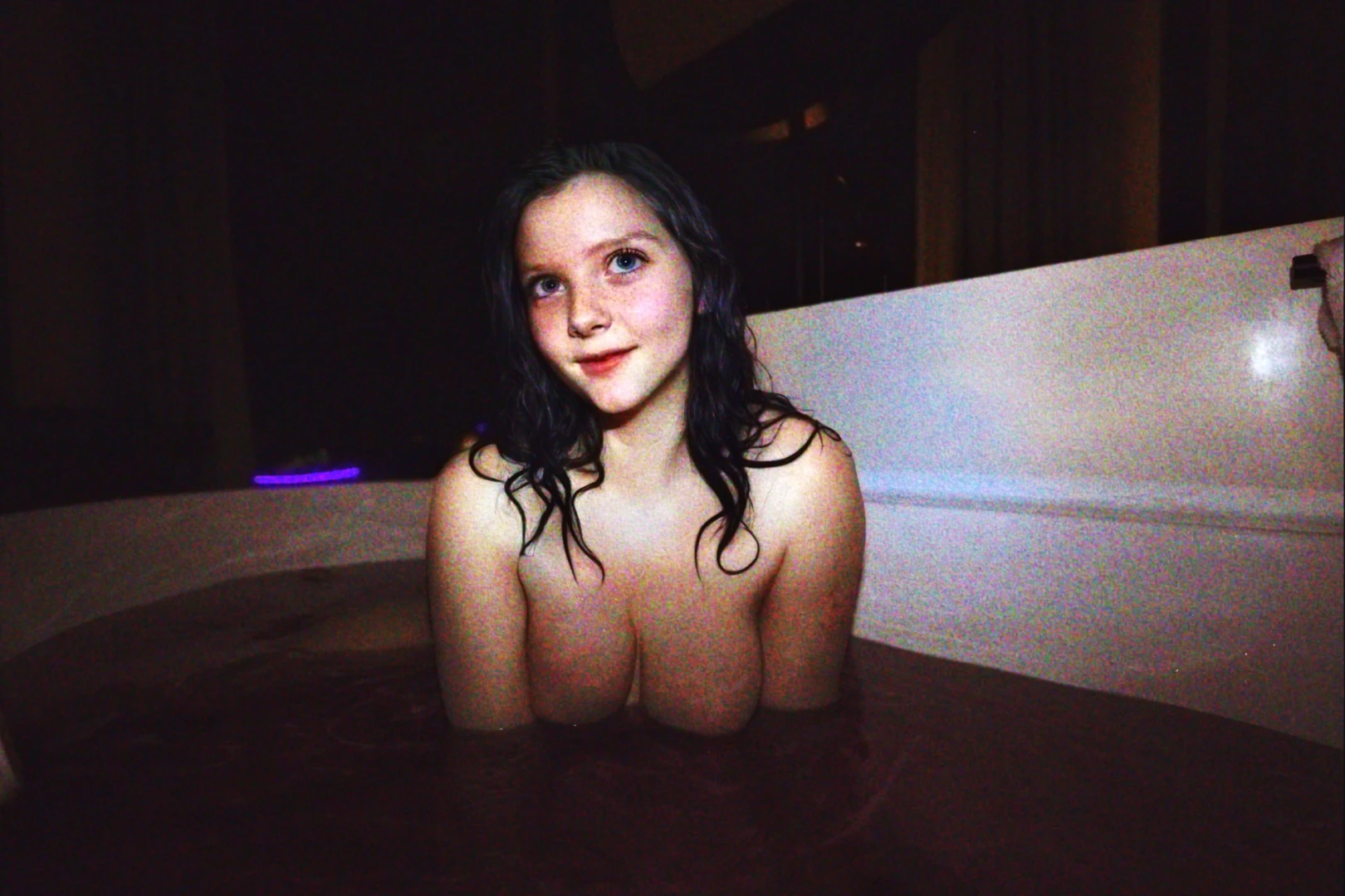 Full set of bathtub nudes i took of lunadlight she posted some already 
