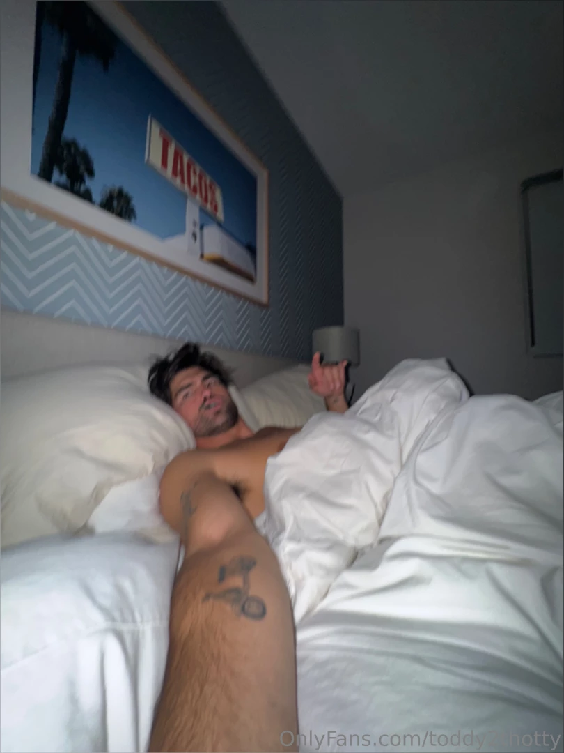 Its 6pm and im already in bed but that doesn t mean im going to sleep 