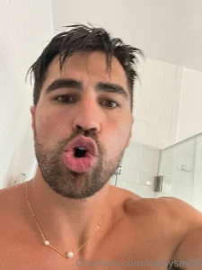 Who has a bday this month message me i wanna give you something