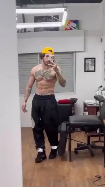 Who want to see me naked 