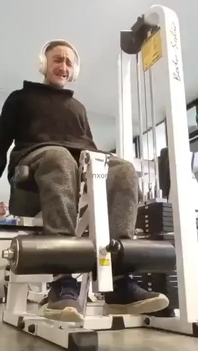 Hoy me tocaba espalda y tricep pero hay mucha gente y mi entrenador me 