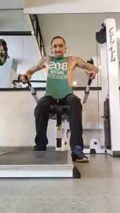 Haciendo un poco de gimnasio full espalda para agrandar la caja 