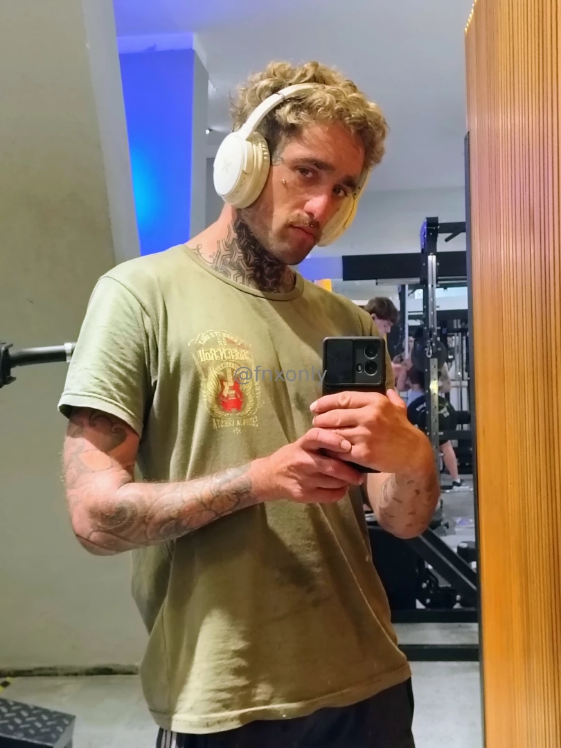 Today he trained hard chest and now to the beach hoy he entrenado duro 