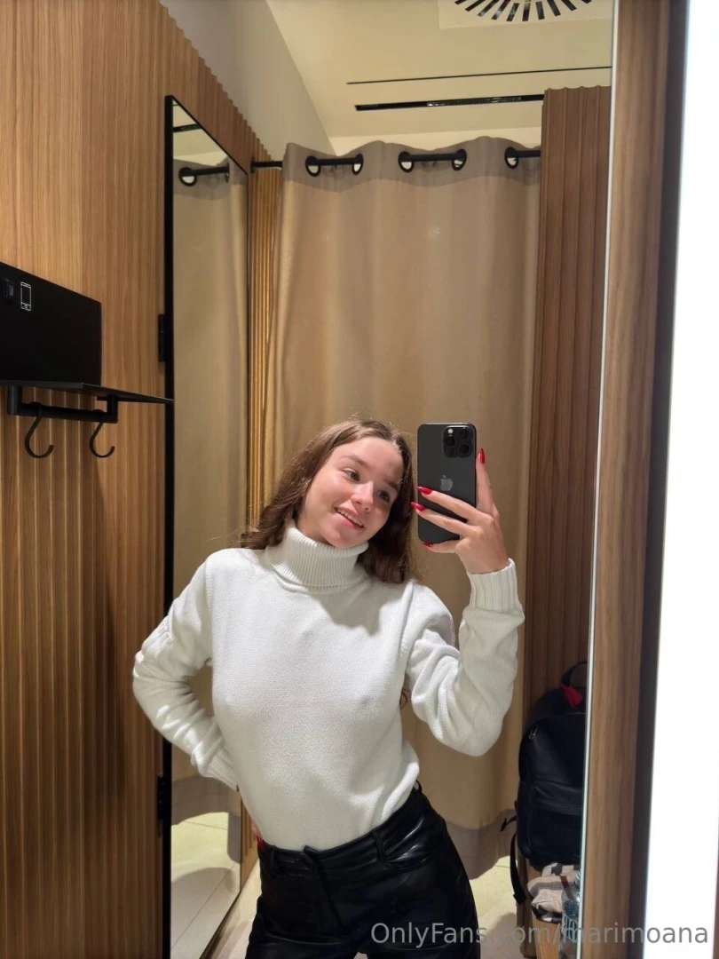 You can see in this picture how this kind of top looks good on me 