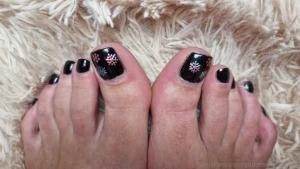 Give the queen a pedicure comment what color i should have done i will