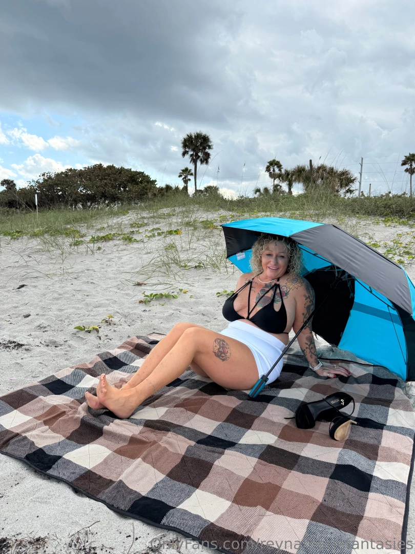 Cute beach pics in pantyhose part 1 