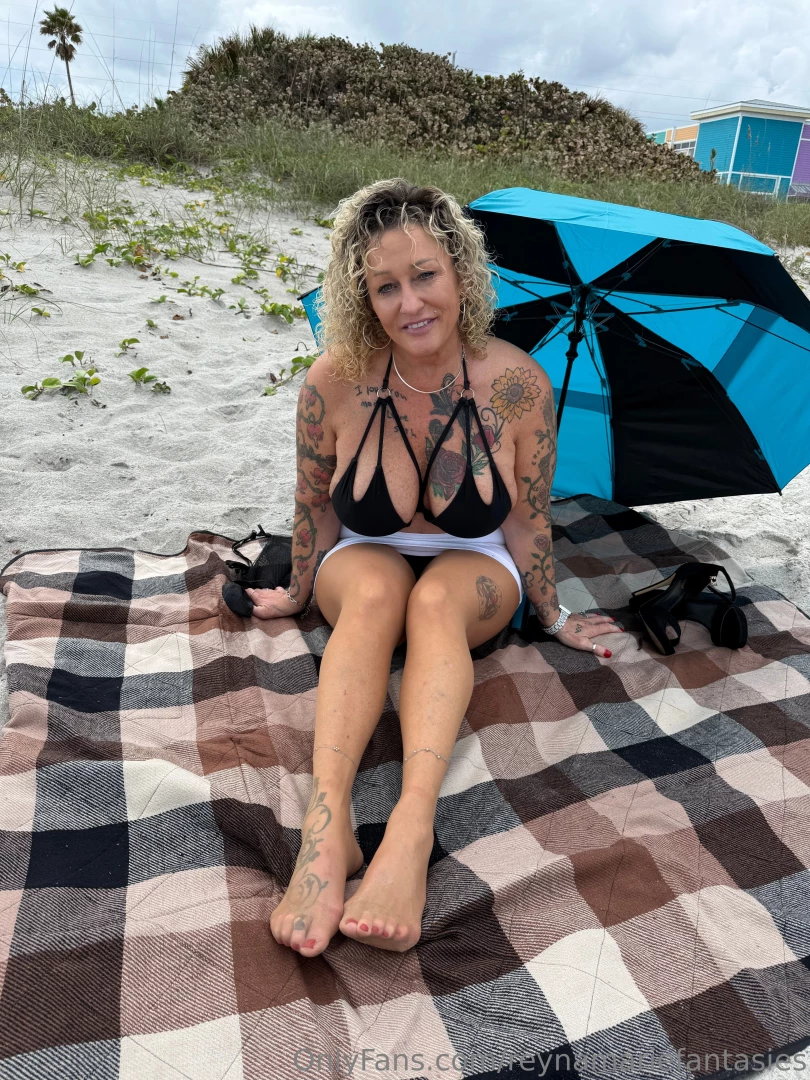 Cute beach pics in pantyhose 