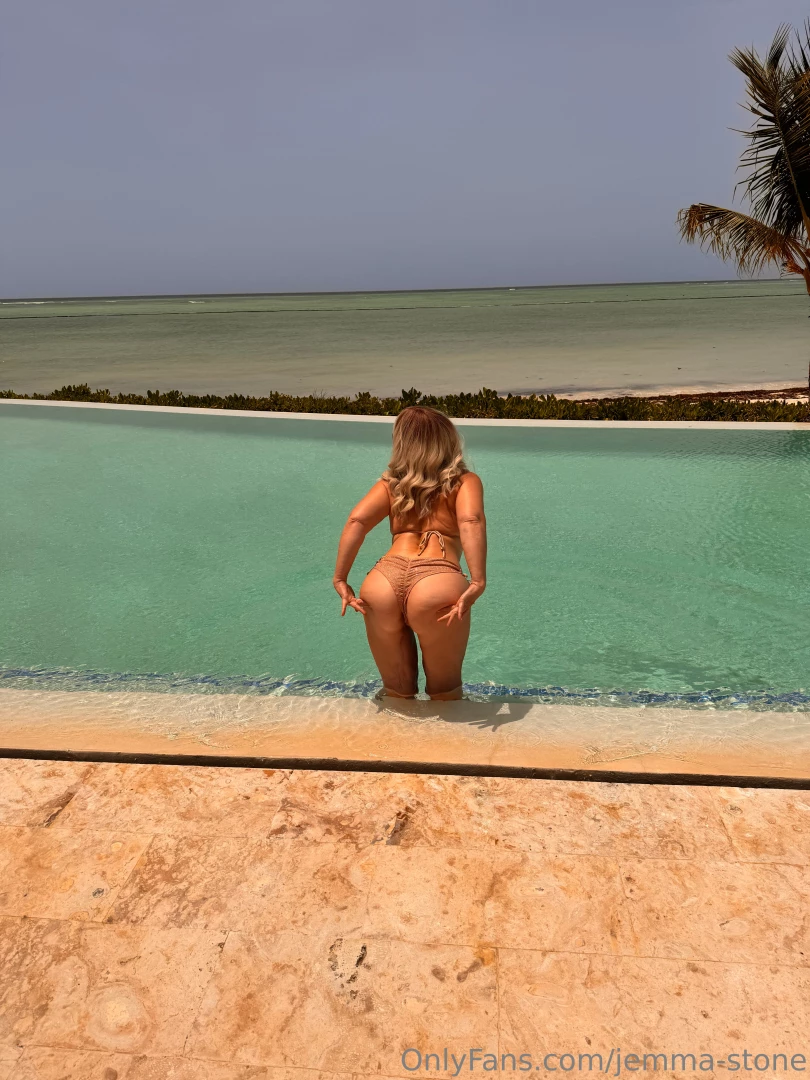 Play with my butt cheeks 