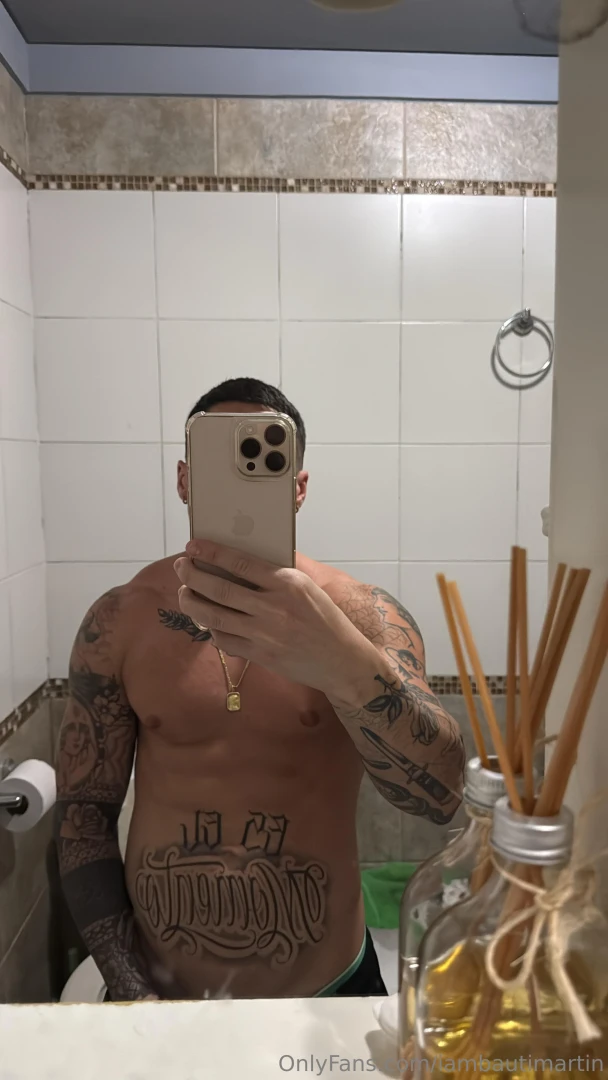 Vas a disfrutar conmigo una ducha caliente te animas 