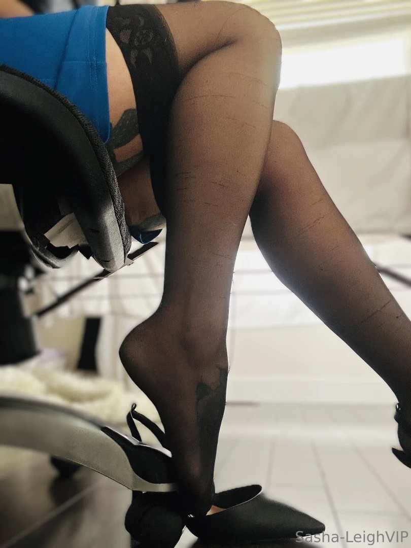 Time to kick off the heels and relax happy friday loves 