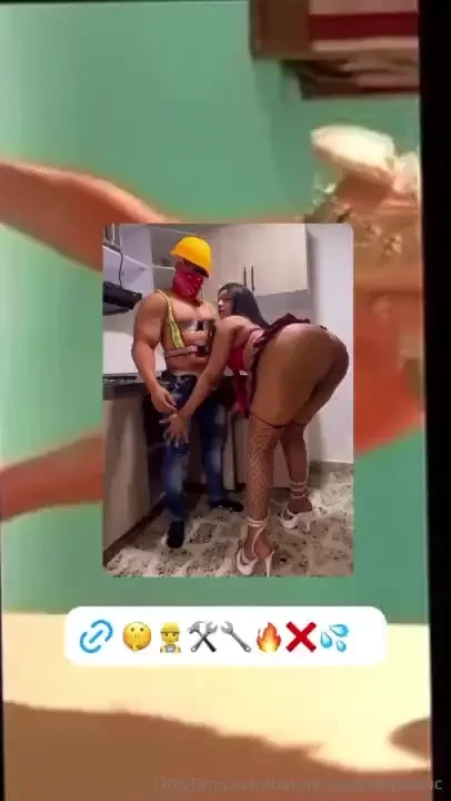 Seduzco a un fontanero heterosexual con mi gran trasero para que 