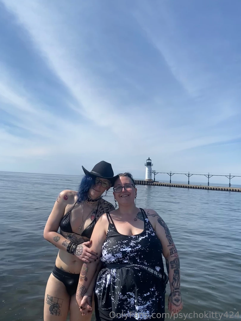 Me and the ever so sexy boxieboii went to the beach my suit wasnt very part 2 