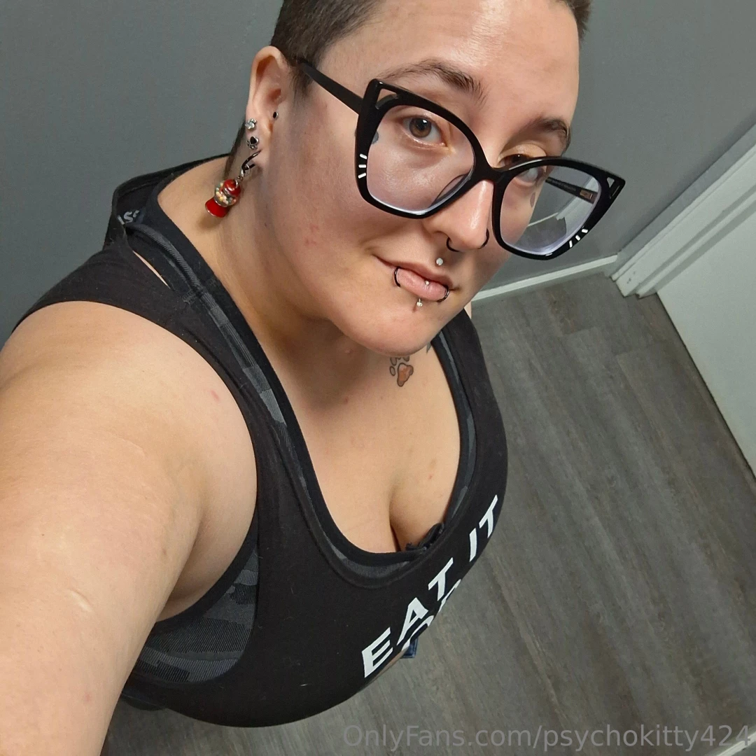 Are fat girls in crop tops at work cute 