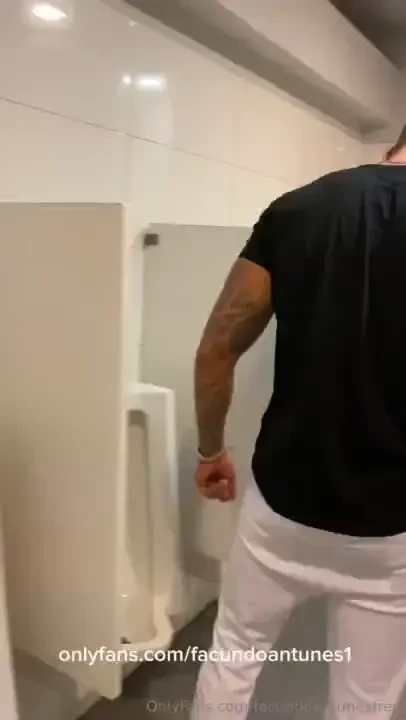 Sexo en el ba o del centro comercial sex in the bathroom of the 