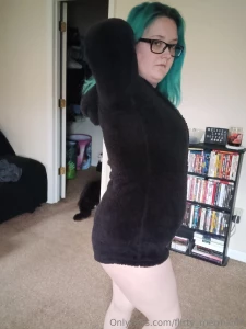 Lounging around the house on this wet sunday evening like my outfit