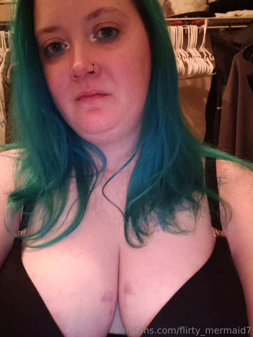 Who d like to leave love marks on me 