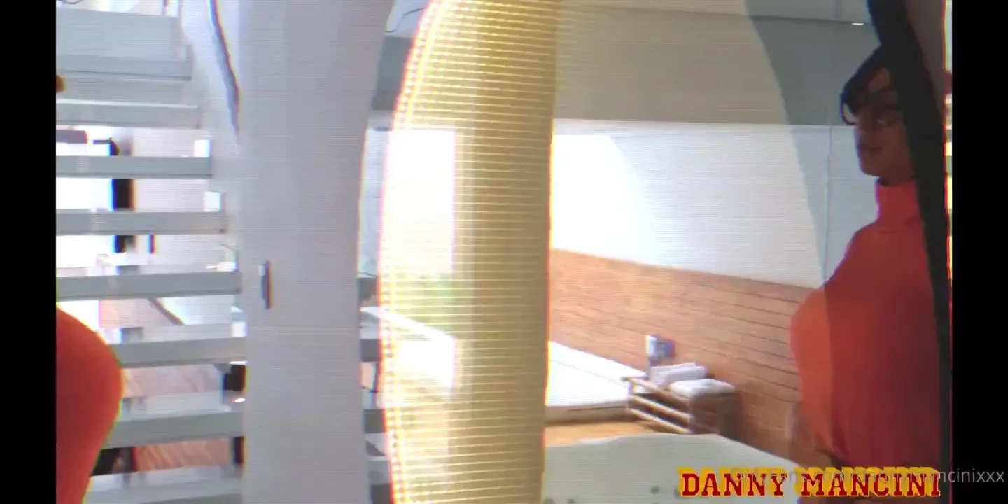 Antes da velma se aventurar em busca do salsicha ela se aqueceu um 